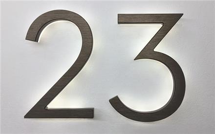 LUXELLO | MODERN NEUTRA 8 BRONZE BACKLIT NUMBERS